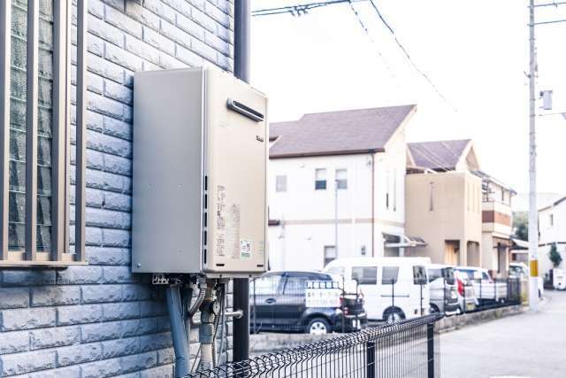 給湯器から水漏れする原因は？水道代への影響や対処法を解説