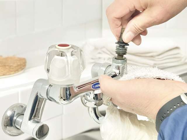 蛇口の凍結でいきなり熱湯は危険！今すぐできる対処法と防止策とは？