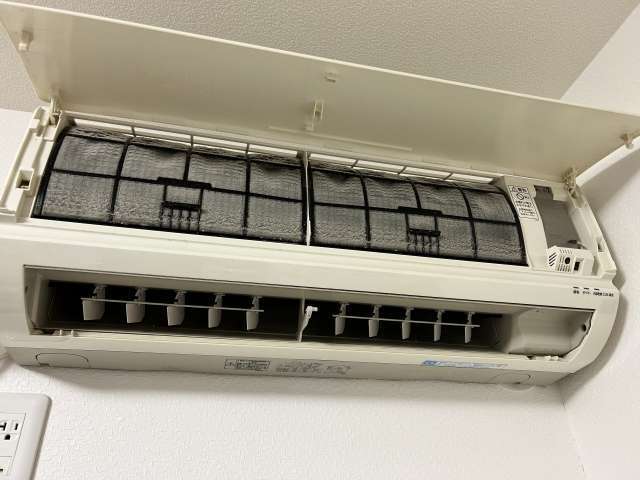 エアコンからポタポタと水漏れ！原因や修理が必要なケースとは