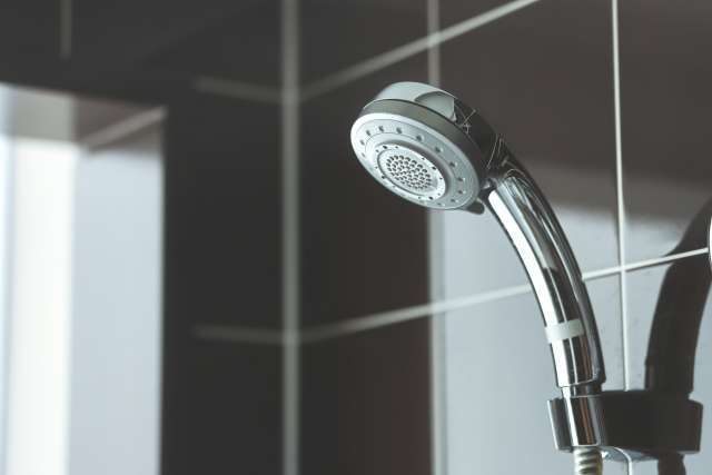シャワーヘッドの水漏れ放置は危険？修理・交換にかかる費用と対策