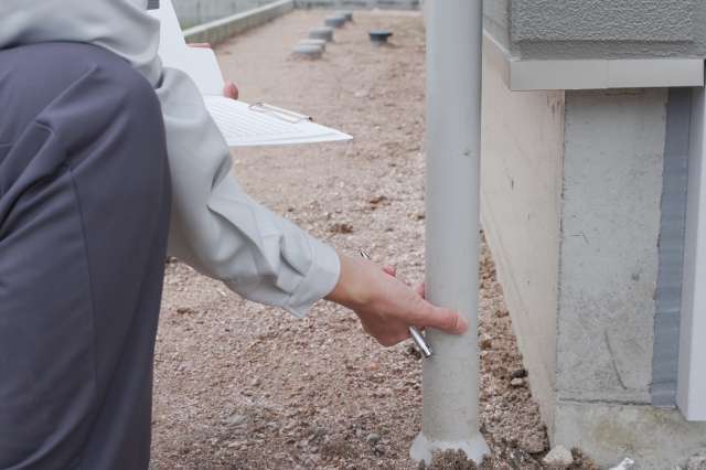 雨どいのつまりは自分で解消できる？原因と方法を解説