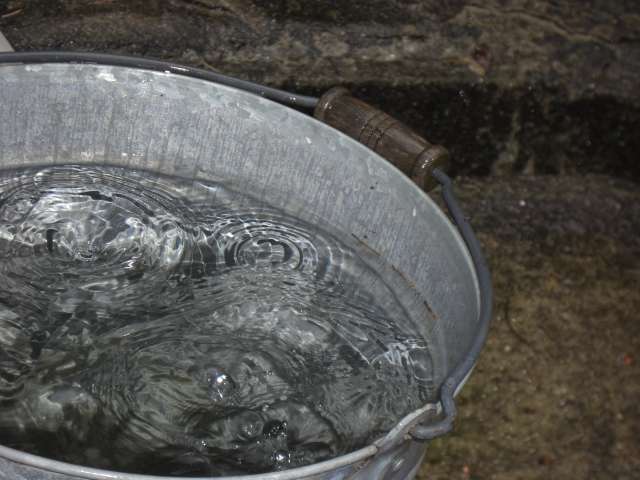 自分でできる雨漏り修理の範囲はどこまで？プロに頼むべき判断基準