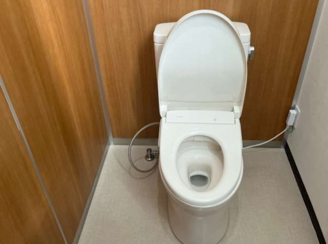 トイレリフォーム「内装込み」と「別々」どっち？費用と工期で徹底比較