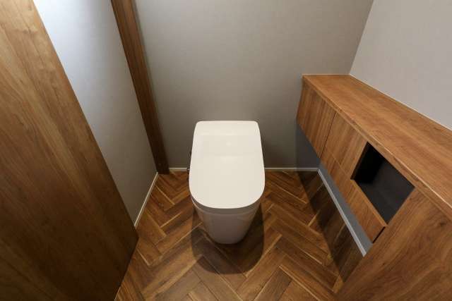 トイレの床は10〜15年で貼り替えを！費用相場や床材の選び方は？