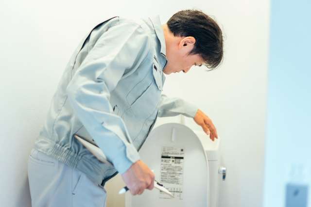 トイレタンクの水漏れ原因は？業者に修理を依頼すべき状況も解説