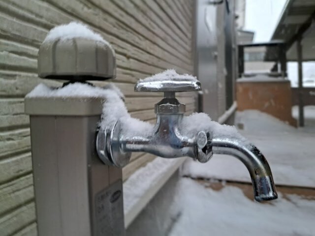 水道管凍結で破裂する原因と対処法｜予防策・解凍方法・修理費用まで解説
