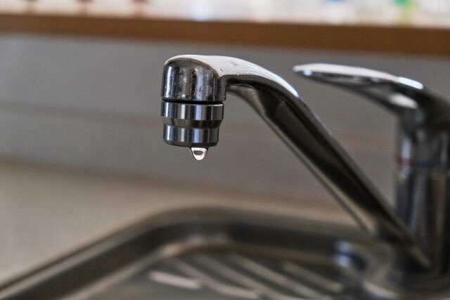 水漏れ修理が遅い！業者の対応が遅れる理由と今すぐできる対処法