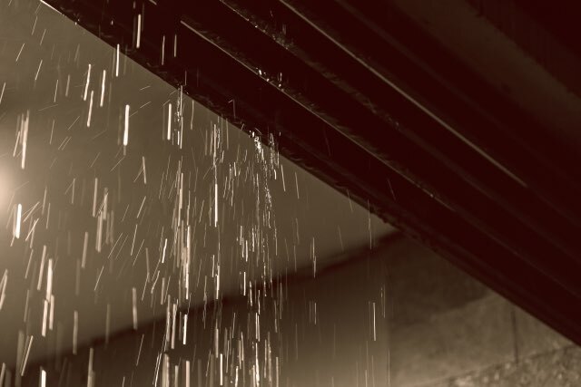 春の雨漏り対策！梅雨前にやるべき屋根修理と点検のポイント