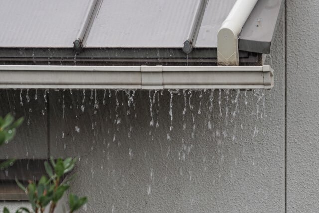 雨樋は修理と交換どっちがいい？症状別の判断基準と費用相場